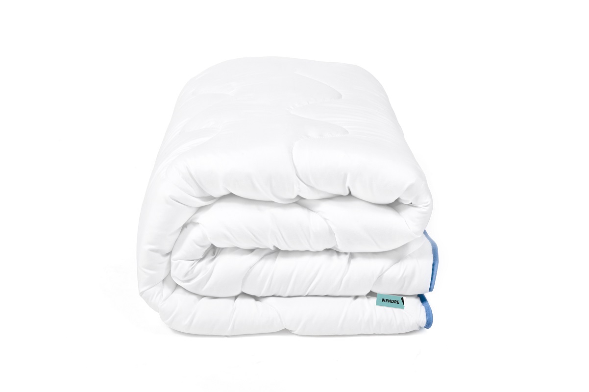Kołdra TENCEL 200x220 letnia 660g na białym tle